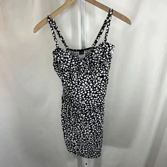 2/$30 Island Escape Size 6 Swimsuit One Piece Figure Flattering Outdoors Pool - Picture 1 of 11